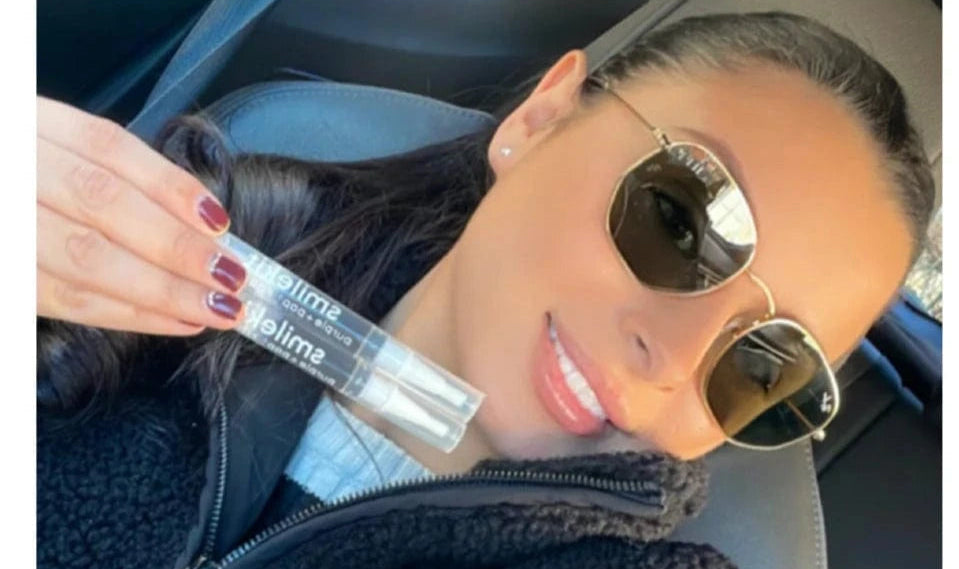 Щастлива жена показва резултатите от избелваща писалка за зъби – без болка, без пероксид
